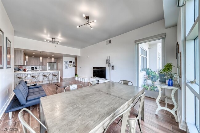 Building Photo - 150 S Las Vegas Blvd