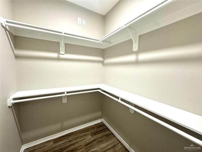 Building Photo - 14 E Walnut Ave