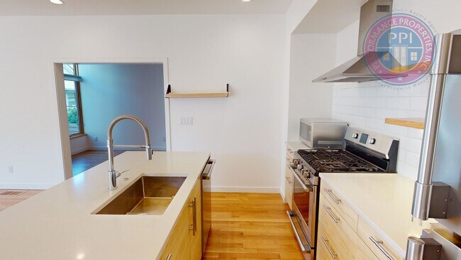 Building Photo - Modern Townhome In SE  2 Bdrm +Loft- Large...