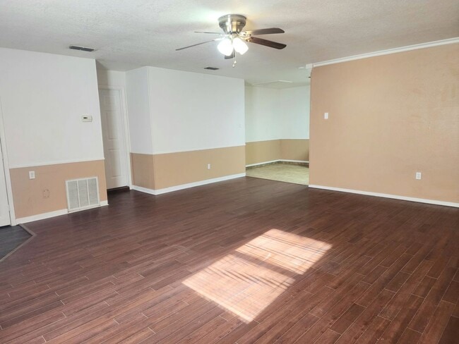 Building Photo - 504 S Avenue B