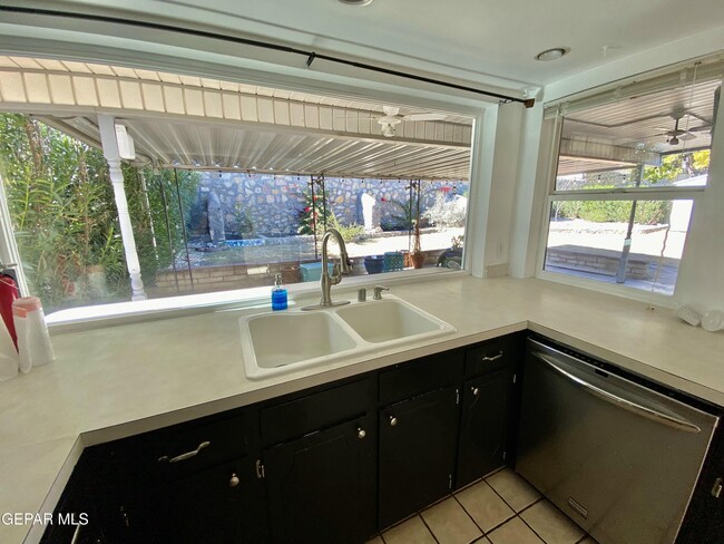 Building Photo - 1305 Vista De Oro Dr