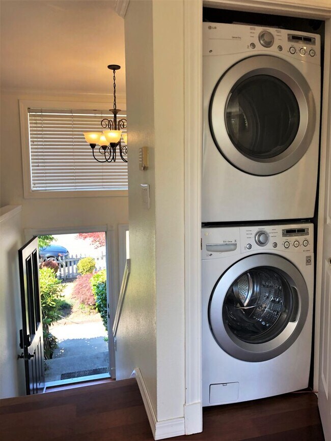 Building Photo - Fantastic Kirkland Home Available with Lar...