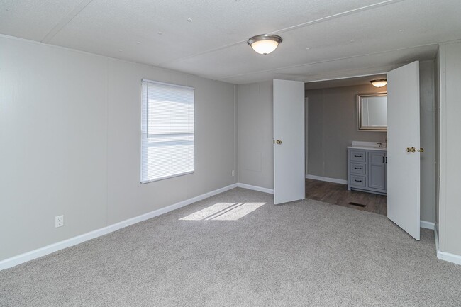 Building Photo - ADORABLE 2 BR | 2 BA in Pikeville * Weekly...