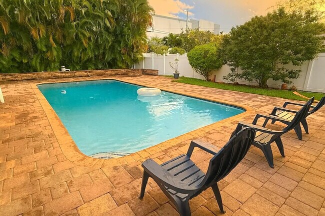 Building Photo - 1260 SW 32nd St