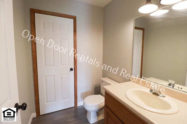 Building Photo - 1421/1423 Fieldstone Dr