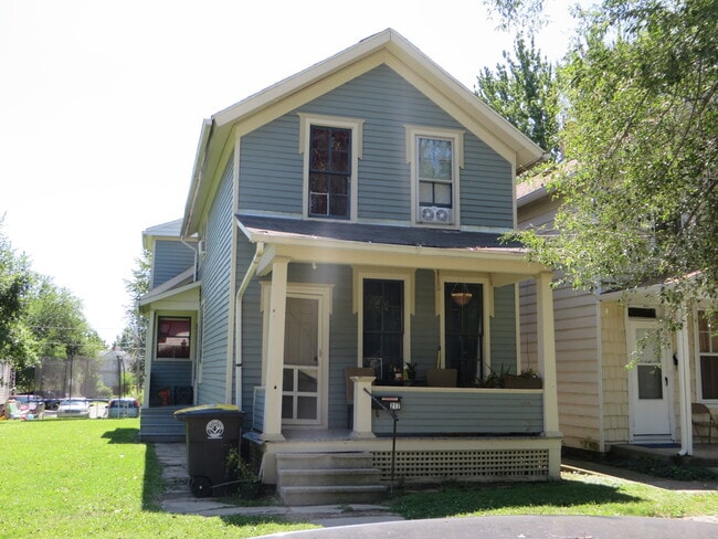 Building Photo - Two Bedroom Home with a bonus room/3rd bedroom in Historic District (Williams-Woodland Historic P...