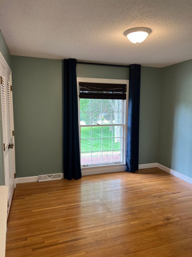 Building Photo - Single Family Home on almost an acre, 4 be...