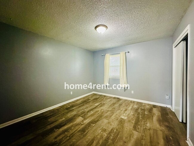 Building Photo - Raised Ranch Style Home in KCK w/ a Finish...