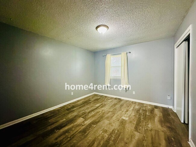 Building Photo - Raised Ranch Style Home in KCK w/ a Finished Basement and Conveniently Located Near I-635!