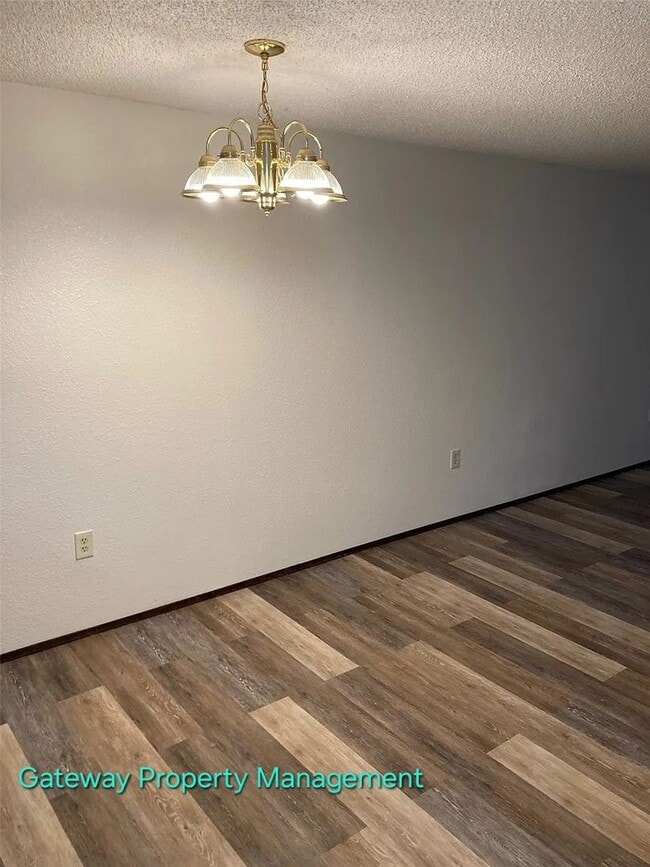 Building Photo - 2 bedroom Townhouse outside Shelton