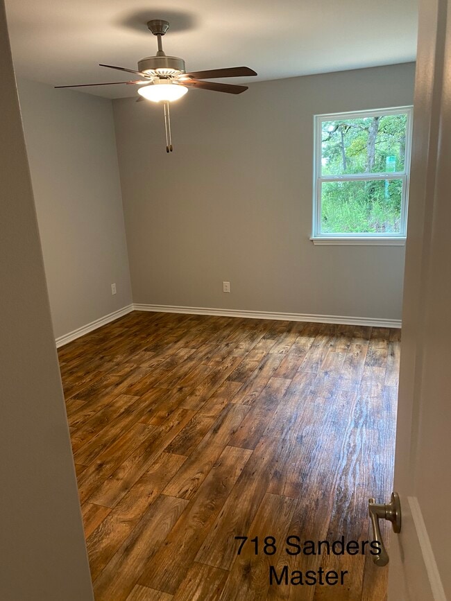 Building Photo - 718 S Sanders St