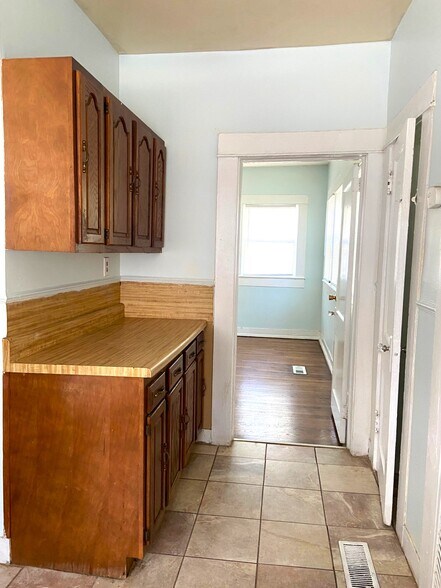 Building Photo - 508 10th Ct S