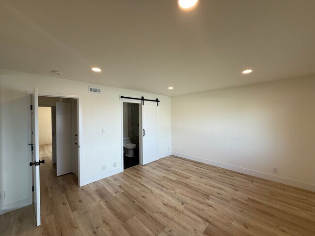 Building Photo - Stunning 2B/2.5BA Townhome in Carlsbad w/ ...