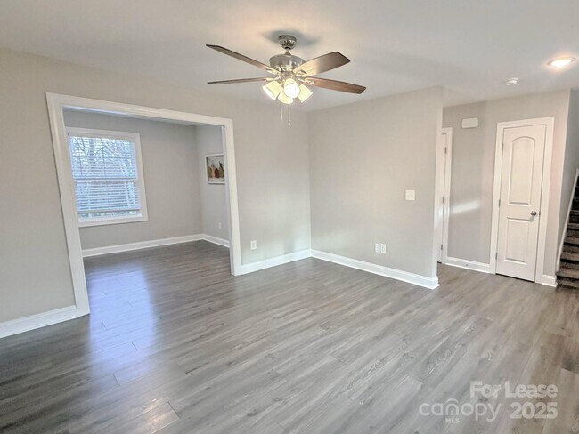 Building Photo - 921 Pineridge St SE