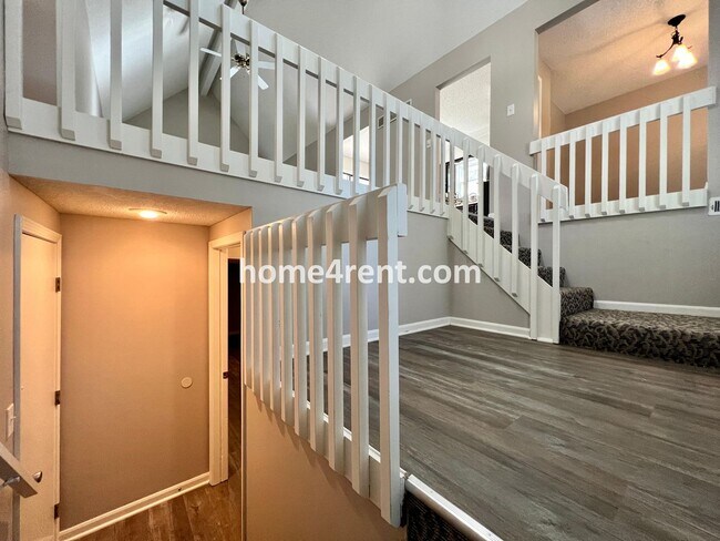 Building Photo - Wonderful Northland Home w/ an Updated Kit...