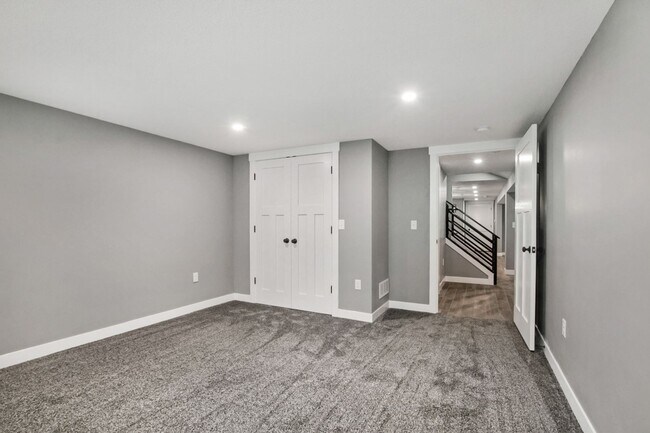 Building Photo - 1801 Elaine Dr