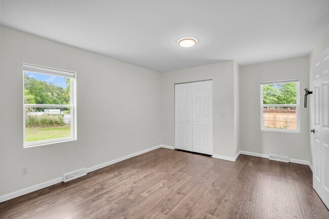 Building Photo - Comfortable Living with Modern Upgrades in Prime Goose Creek Location