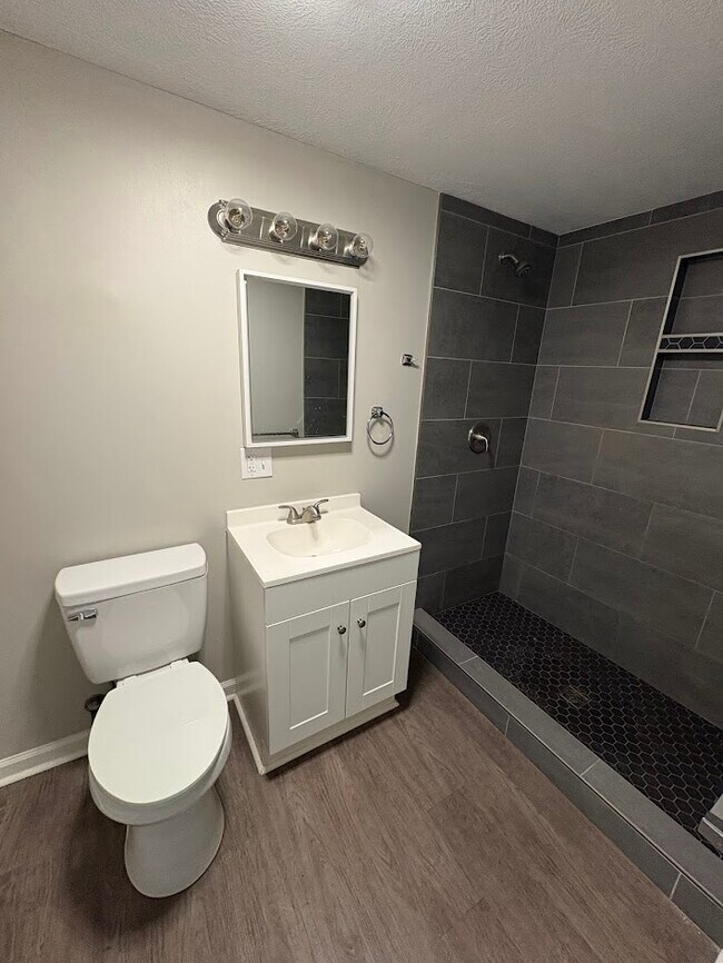 Building Photo - Alvada Unit 5