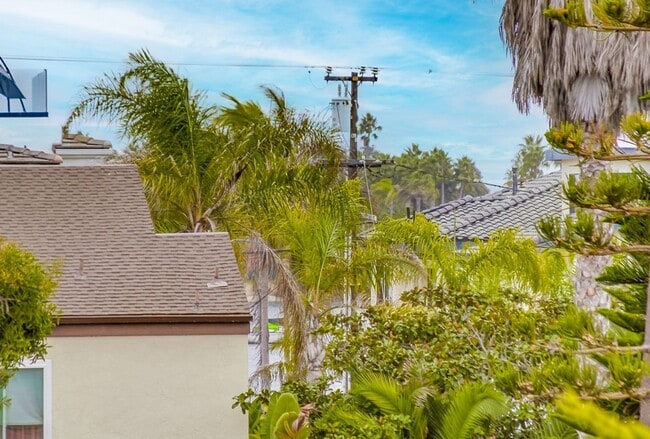 Building Photo - Price drop! Cozy Home Between Mission Beach and Mission Bay with Parking and Rooftop Deck!
