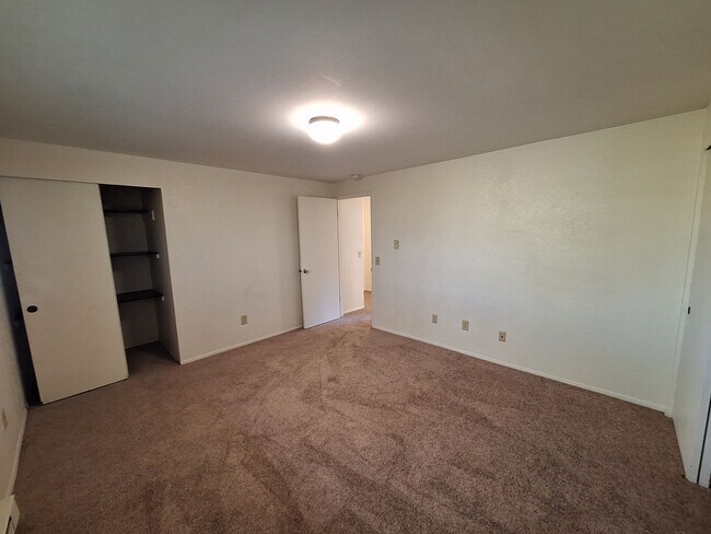 Building Photo - Two Bedroom Townhouse Style Unit