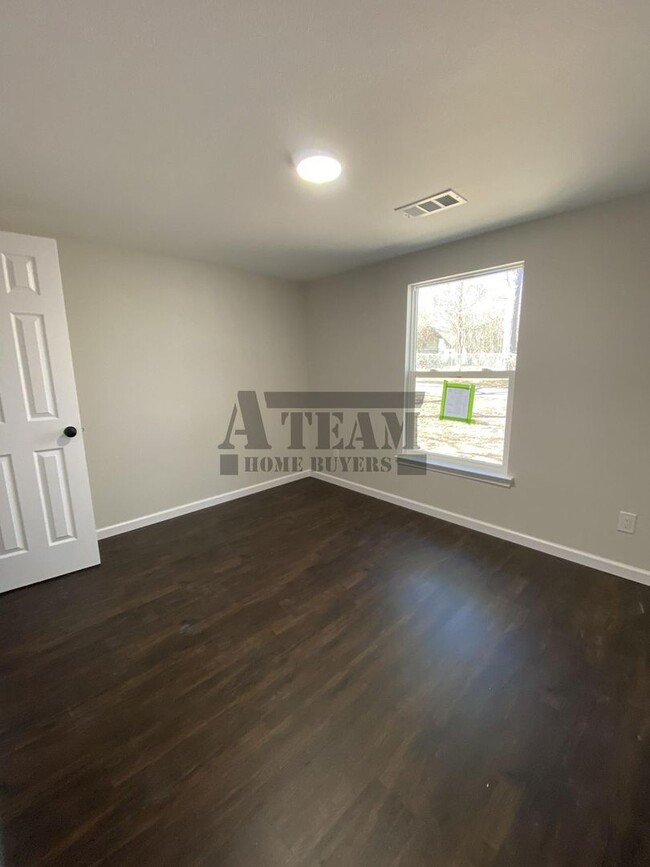 Building Photo - Fully Remodeled 2 Bedroom 1 Bathroom in To...