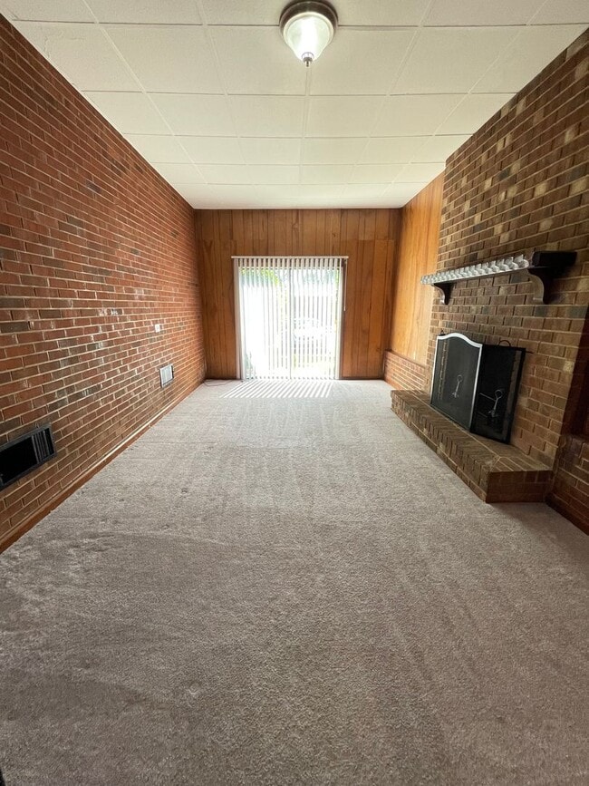 Building Photo - Beautiful 3 bedroom house with wood floors...