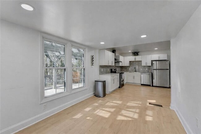 Building Photo - 525 Abernathy Rd NE