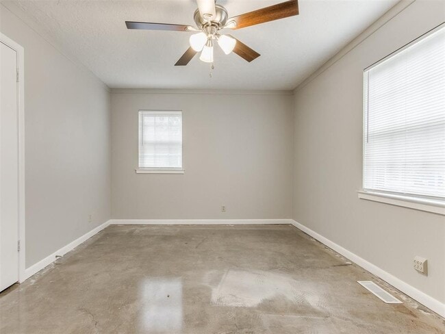 Building Photo - 2609 Brentwood Dr