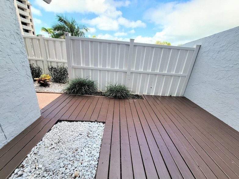 Building Photo - 500 Treasure Island Cswy