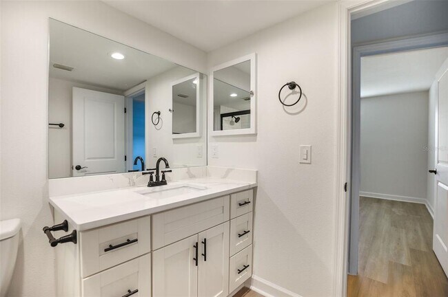 Building Photo - 4570 Overlook Dr NE