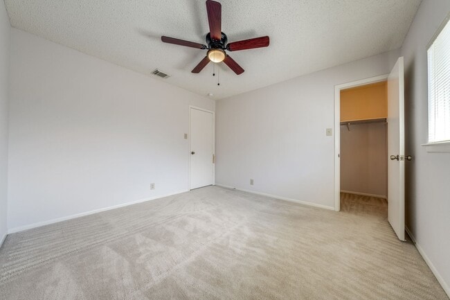 Building Photo - Amazing LOCATION! DeZavala & IH-10 Four Be...