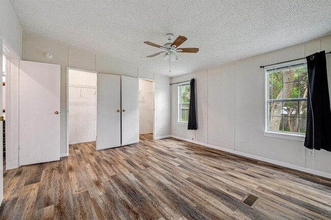 Building Photo - 241 Glenwood Dr