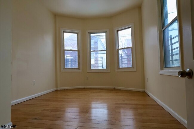 Building Photo - 14 Wainwright St