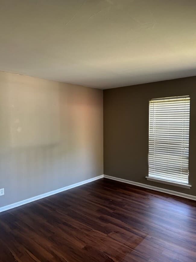 Building Photo - COMING SOON! MOVE IN SPECIAL- $0 SECURITY ...