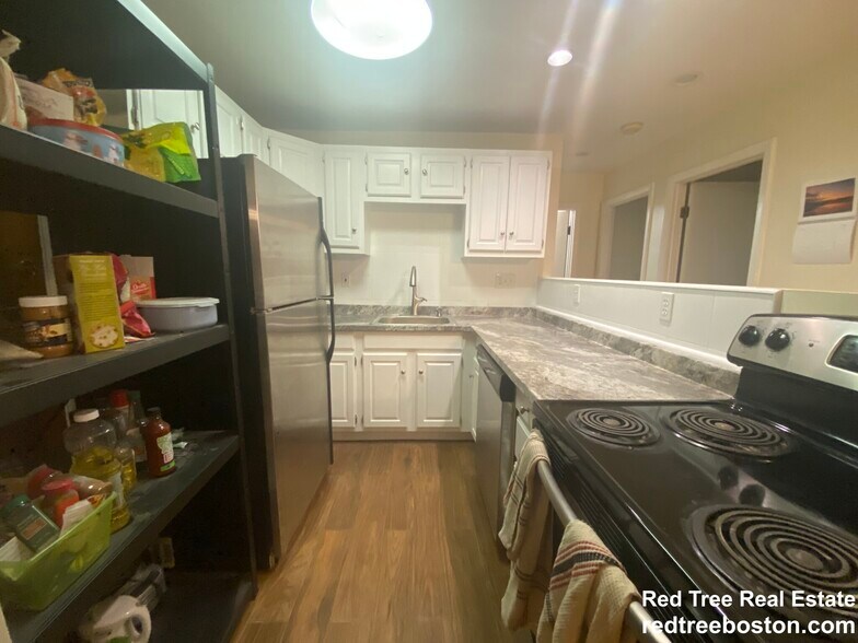 Primary Photo - 28 Brentwood St