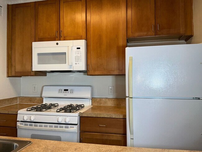Building Photo - Renovated 1 BR, 1 BA, kitchen w/new appliances,