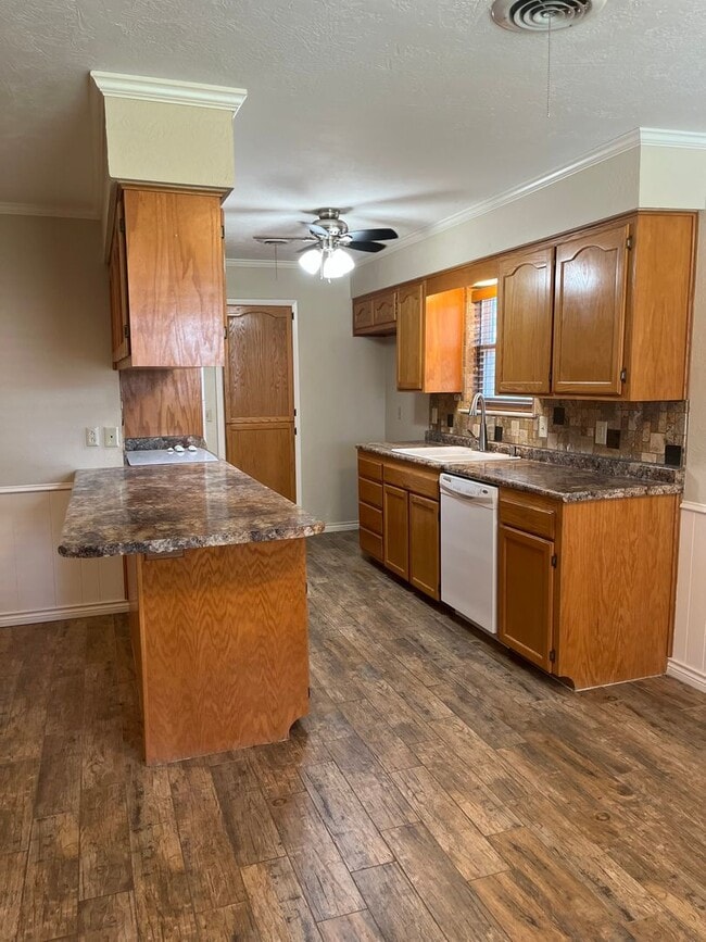 Building Photo - Located close to Bonham Middle School 3/2/2