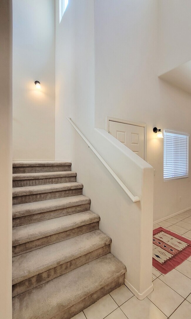 Building Photo - Pet friendly Civano home