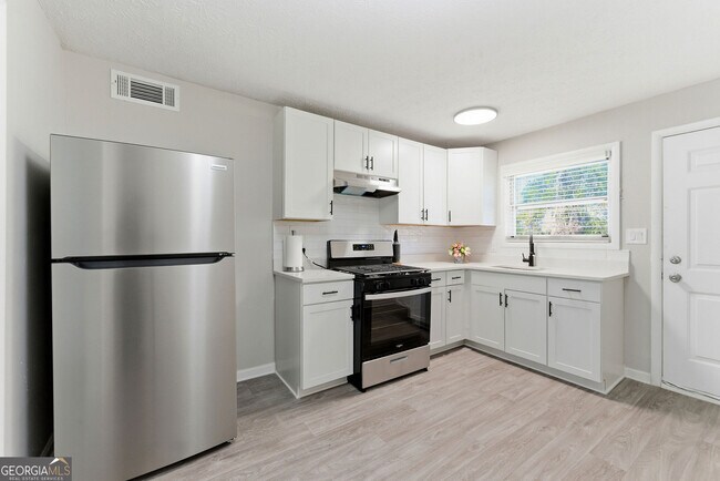 Building Photo - 558 College St