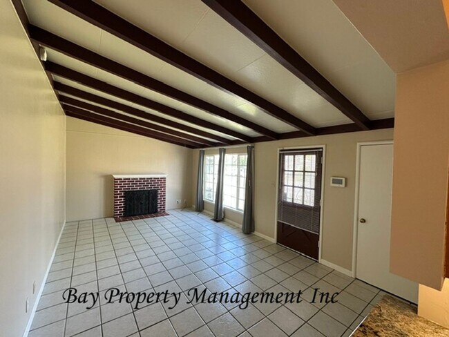 Building Photo - Lovely 3 bedroom 2 bath home with pets considered!
