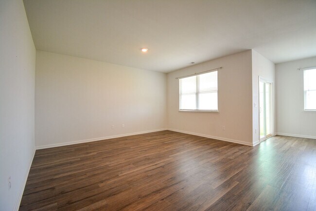 Building Photo - 3 Bedroom Home in Waterside Community of S...