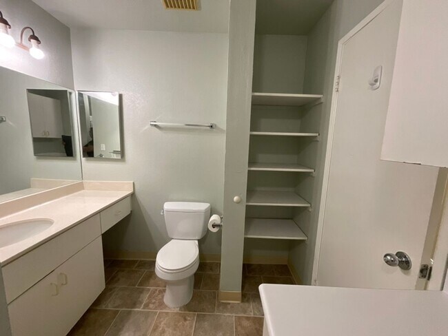 Building Photo - 645 Mananai Pl