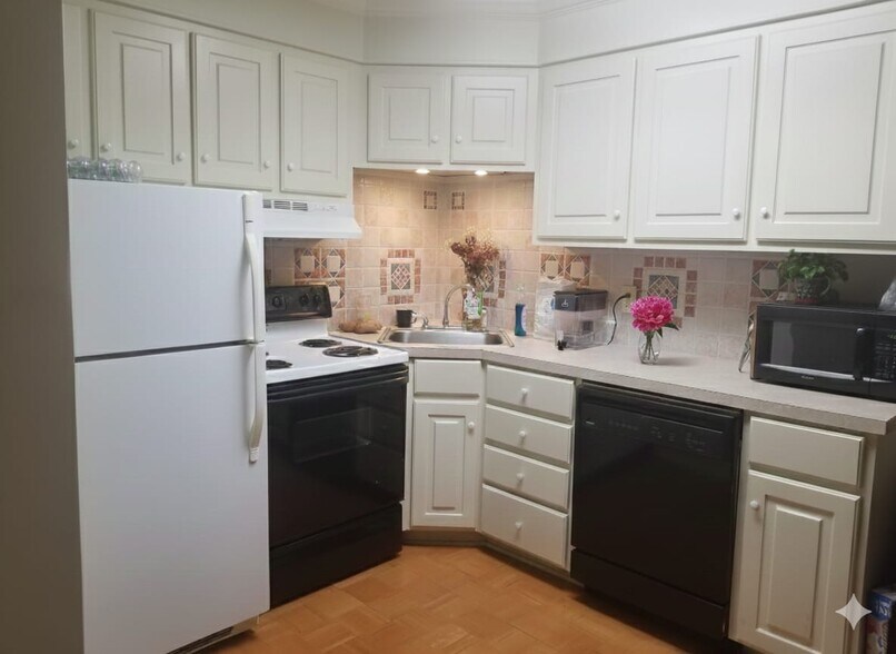 Building Photo - 913 Prestwood Dr