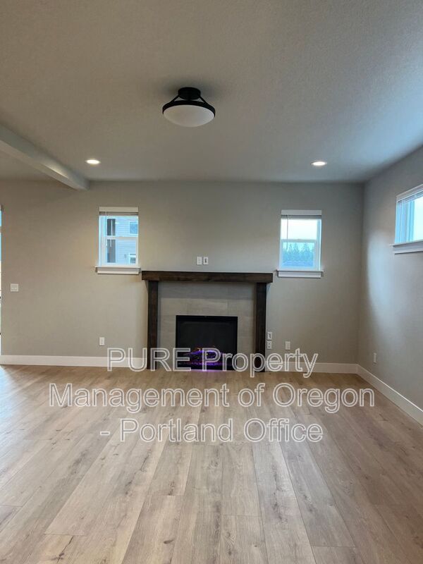 Building Photo - 1730 NE Gilbert Ln