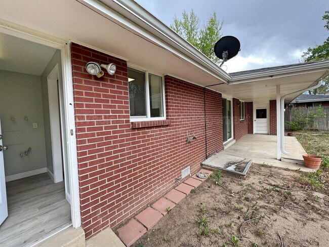 Building Photo - 2995 Kendall St