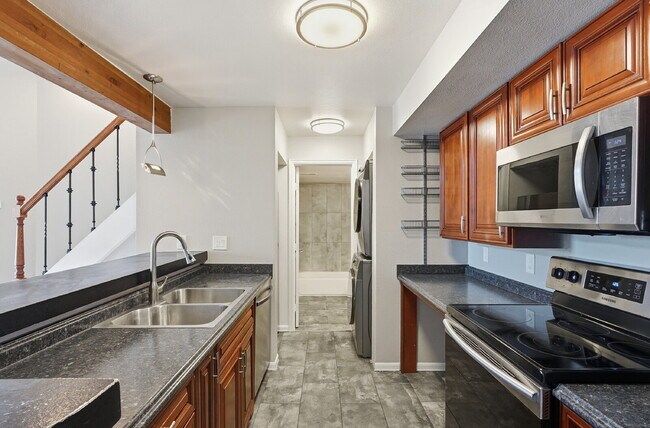 Building Photo - $1,840.95 - 2 bed/1 bath, cozy Denver Condo!
