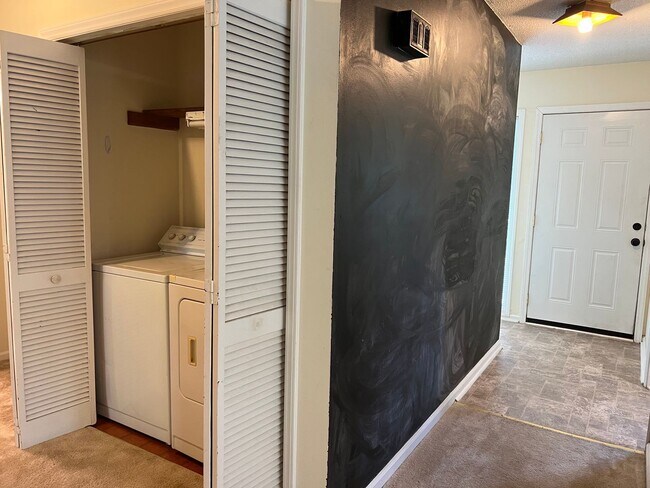 Building Photo - 4 Bed | 2 Bath Townhouse near NCSU - Stude...