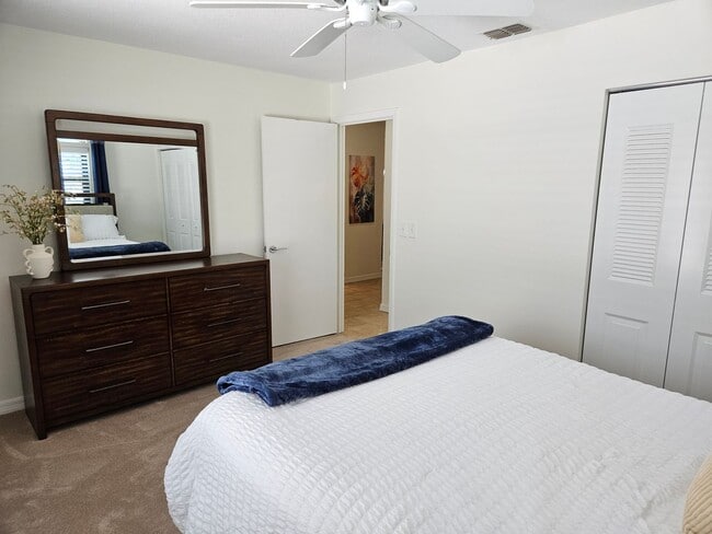 Building Photo - Seasonal Short-Term 2 Bedroom 2 Bathroom 2nd Floor Condo in Estancias of Capri Isles!