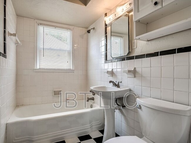 Building Photo - 2132 Andover Ct