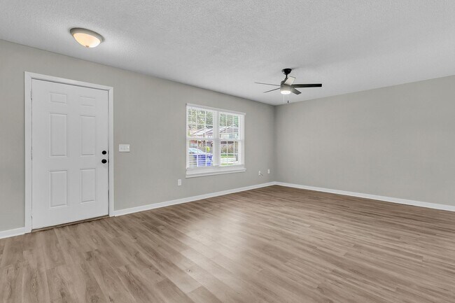 Building Photo - 3 Bedroom 1.5 Bath Town Home in North Charleston